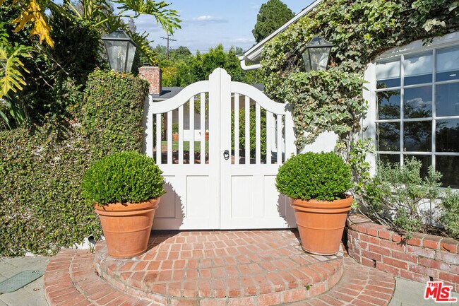 Building Photo - 8050 Mulholland Dr