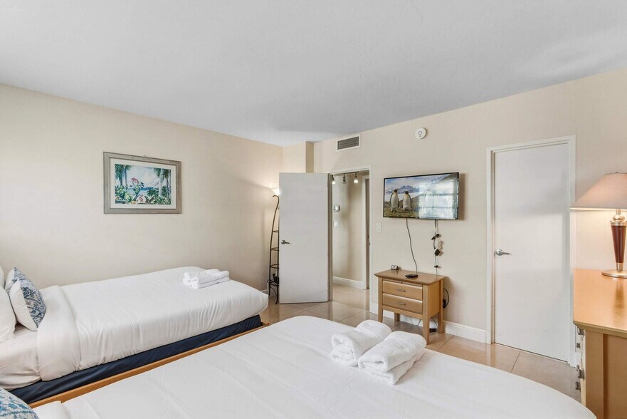 Building Photo - 3801 S Ocean Dr