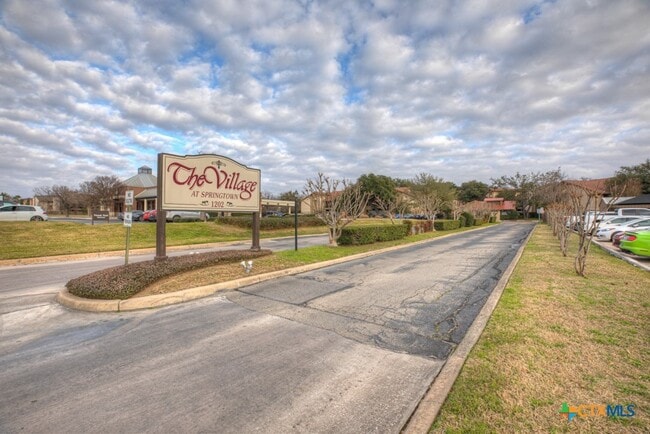 Building Photo - 1202 Thorpe Ln