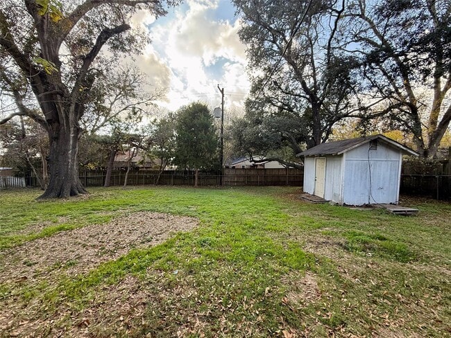 Building Photo - 219 Moore St