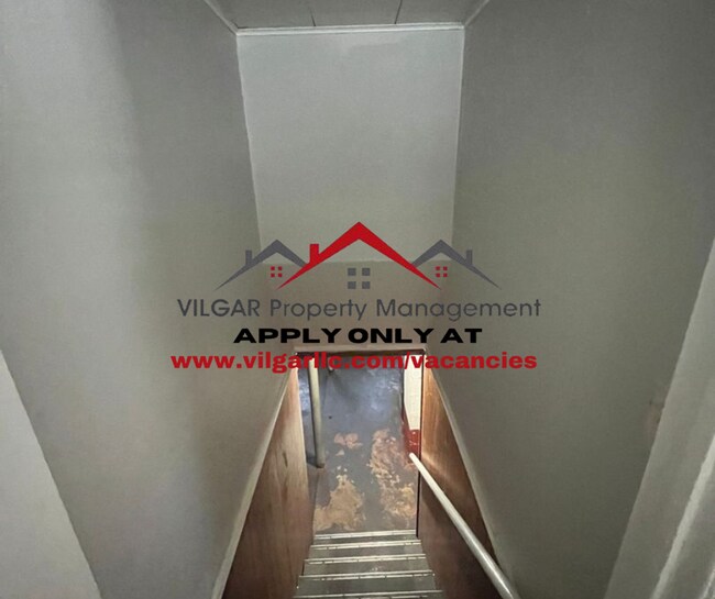 Building Photo - Step into comfort and convenience with this spacious 3-bedroom, 1-bathroom single-family home des...