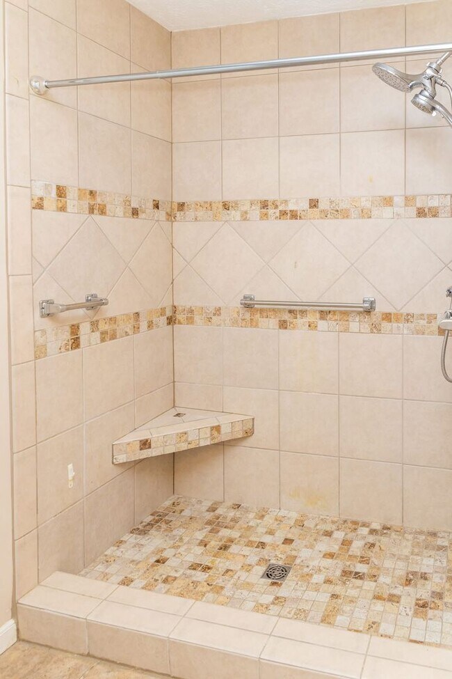 Building Photo - PET FRIENDLY!!!!!!