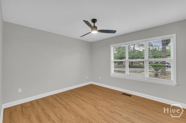 Building Photo - 131 Pointe S Dr