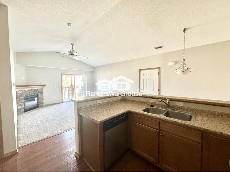 Building Photo - 2000 Meadow Ct