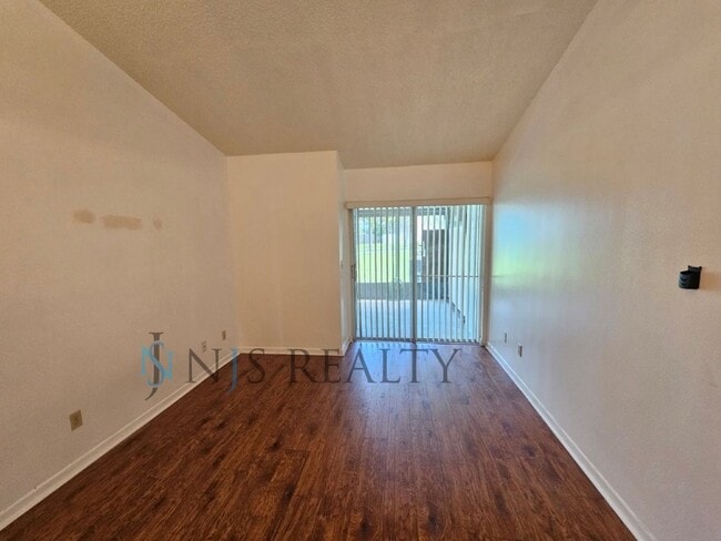 Building Photo - LOCATION LOCATION! 2/2 1234 Sq. Ft. with H...