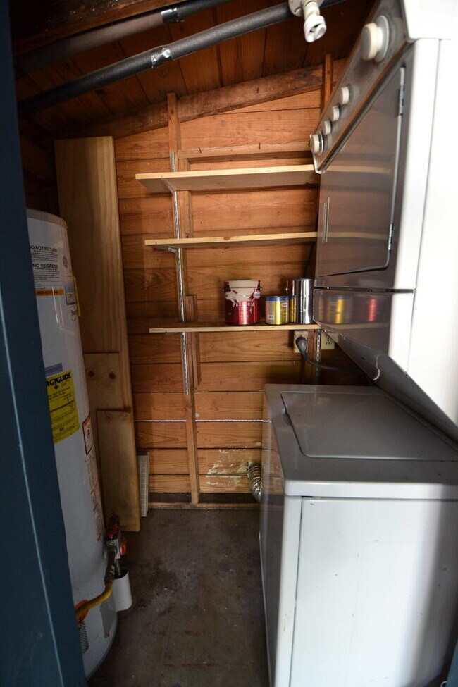 Building Photo - 2/1 House in Hip East Austin!