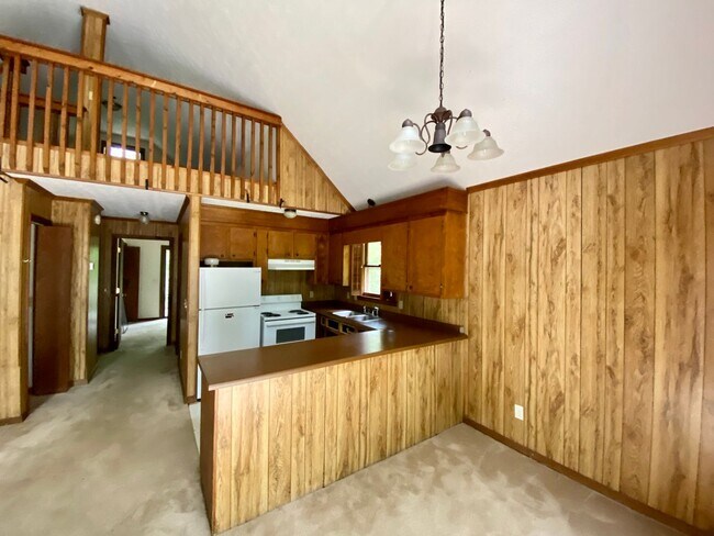 Building Photo - 2 Bed/1 Bath Cottage in Private Area