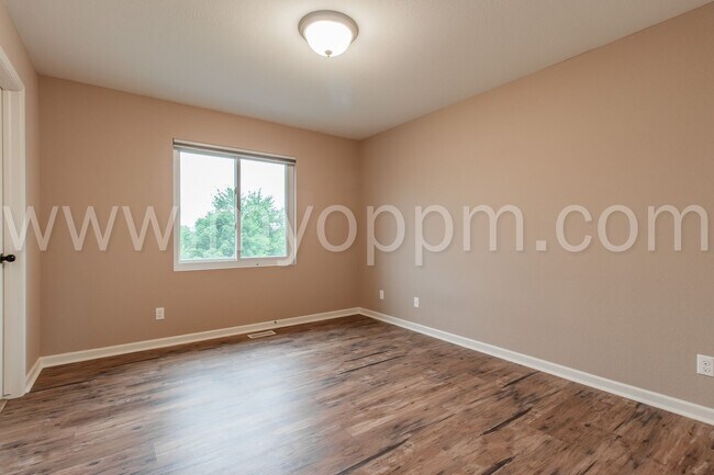 Building Photo - Available NOW! | 3 Bedroom / 2 Bathroom Home | Bennington