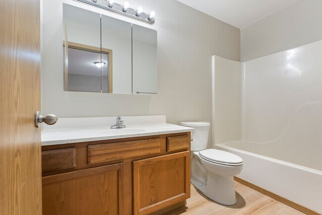 Building Photo - 5Bed/2.5 Bath House available