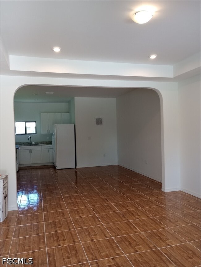 Building Photo - 423 Canyon Dr S