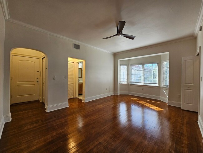 Building Photo - Beautiful Studio! Perfect Location!