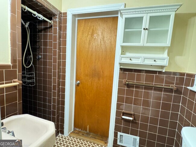 Building Photo - 222 Pineview Dr