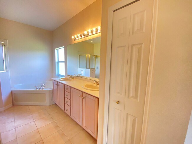 Building Photo - Amazing Solivita 2B/2B, open kitchen to fa...