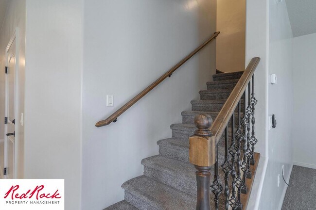 Building Photo - Cozy Townhome with Community Pool