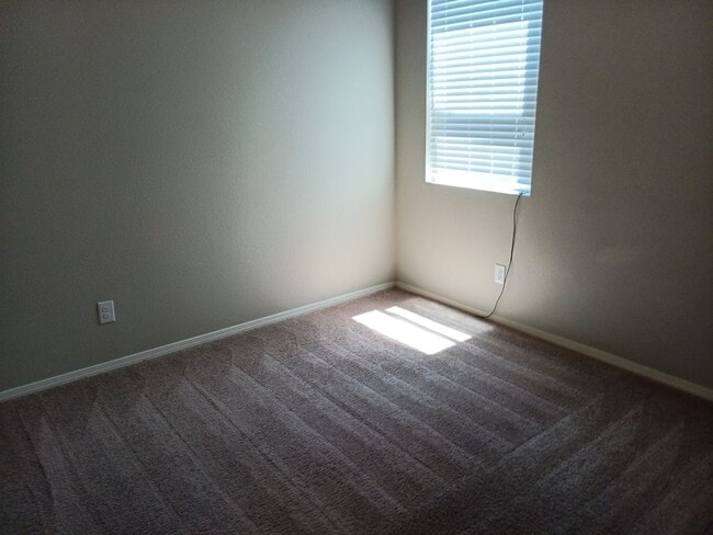 Building Photo - Beautiful 3 Bedroom 2 Bathroom home! Showi...