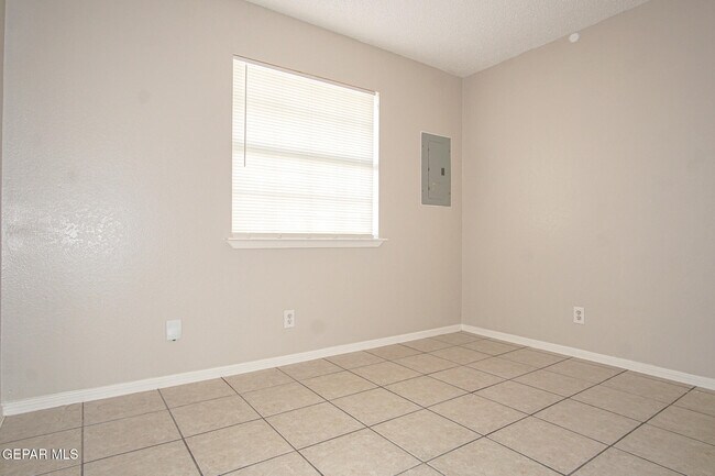 Building Photo - 216 S Schutz Dr