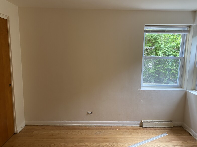 Building Photo - 5541 N Artesian Ave