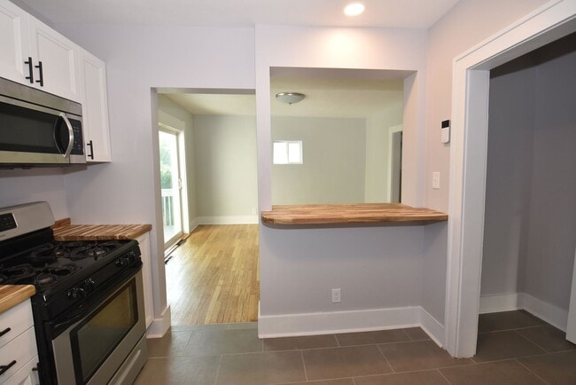 Building Photo - Near Notre Dame  2 Story 3 bedroom with 2 car garage