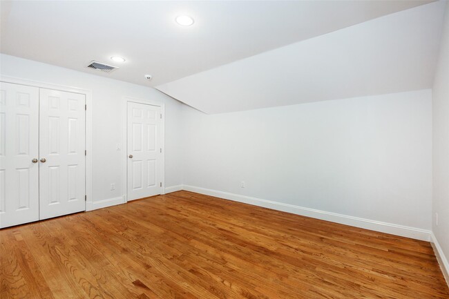 Building Photo - 34 Saxon Wood Rd