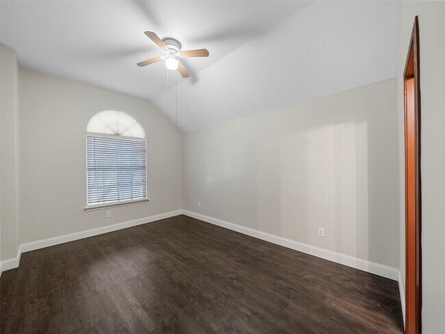 Building Photo - 9943 Red Cedar Dr