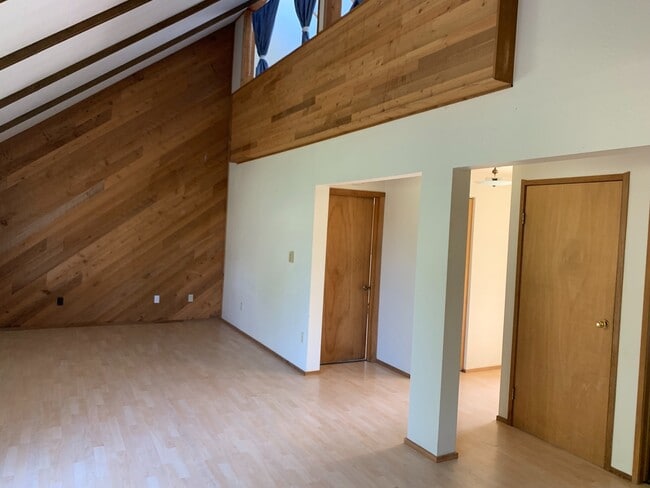 Building Photo - Custom 3 Bedroom Home for Rent
