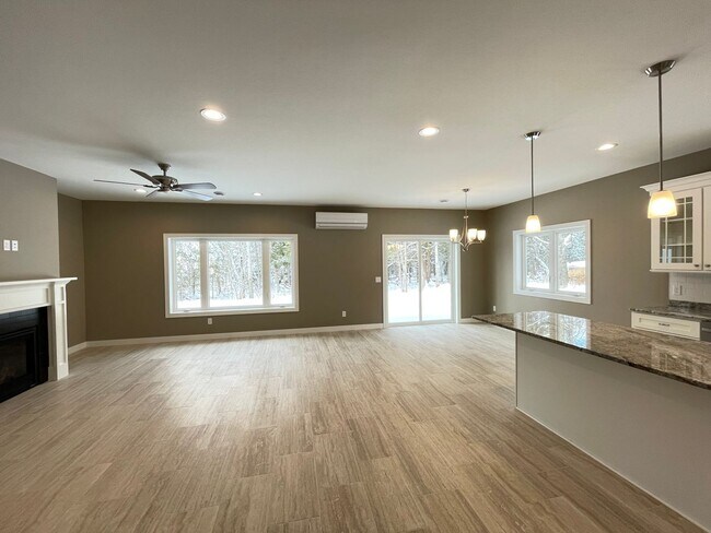 Building Photo - AVAILABLE AUGUST- 3 Bed 2 Bath Townhome In...