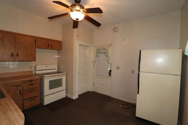 Building Photo - Spacious home for rent