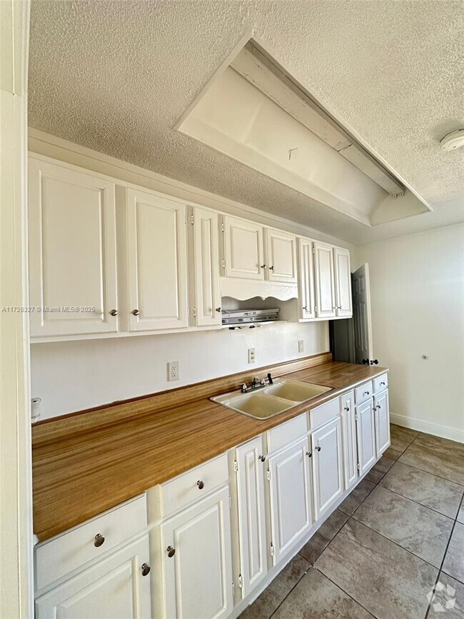 Building Photo - 2 bedroom in Hallandale FL 33009