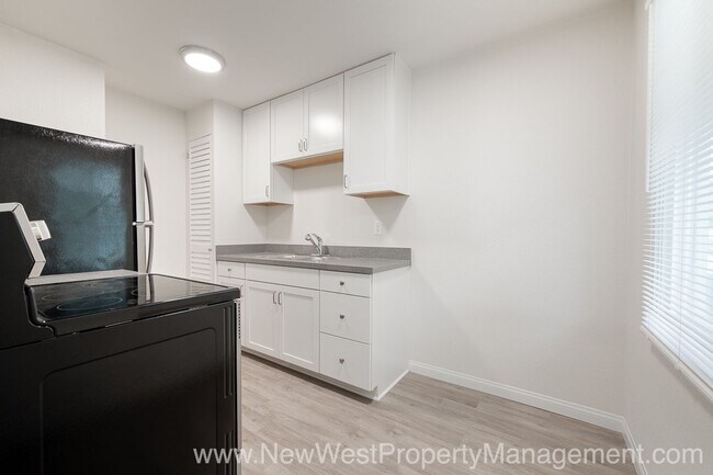 Building Photo - Renovated Sherman Heights 1 Bedroom! Small...