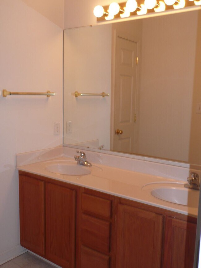 Building Photo - 147 Springwood Ln
