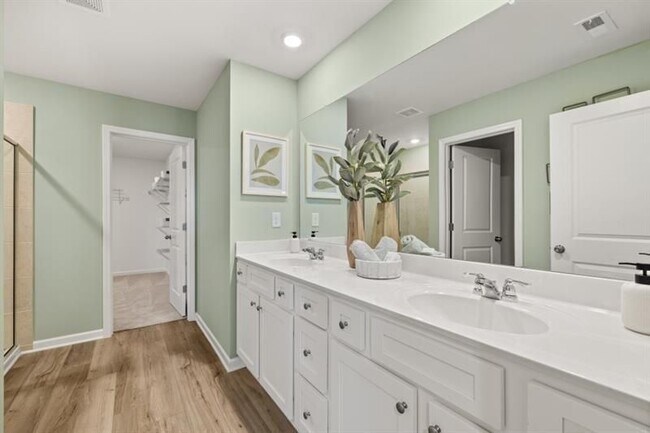Building Photo - 465 Madison Lakeview Dr