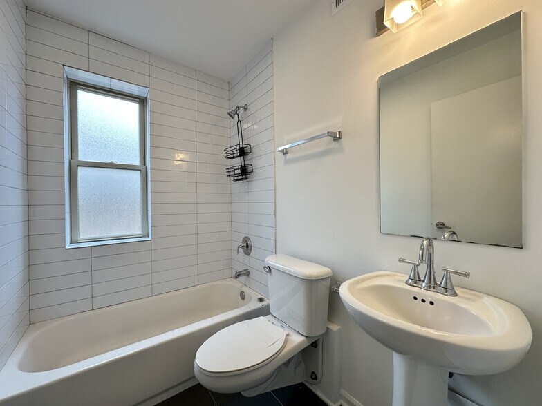 Building Photo - 925 W Carmen Ave