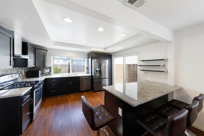 Building Photo - Gorgeous Cul-De-Sac Huntington Beach Home  — Biking Distance to the Beach!