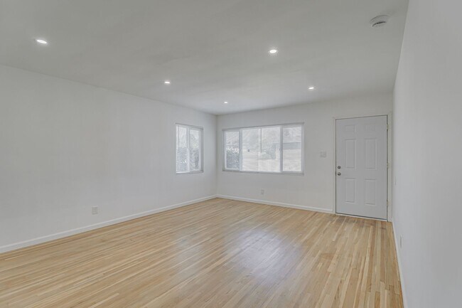 Building Photo - Newly Remodeled East Side Home!