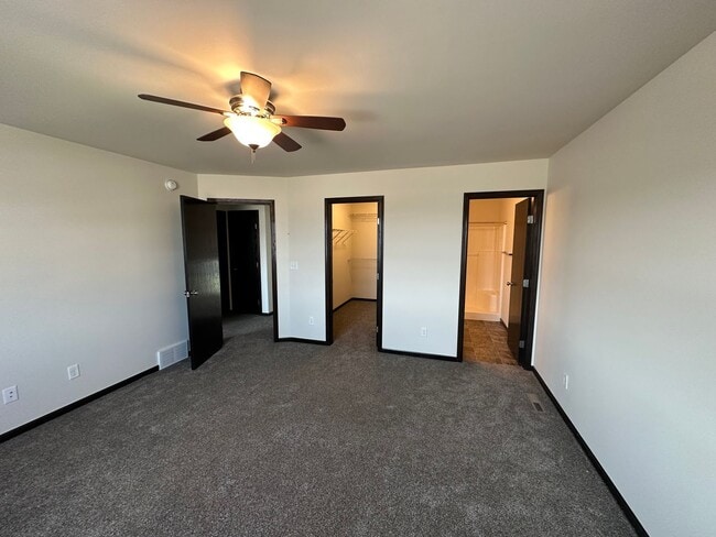 Building Photo - 3 Bed 3 Bath Twin Home