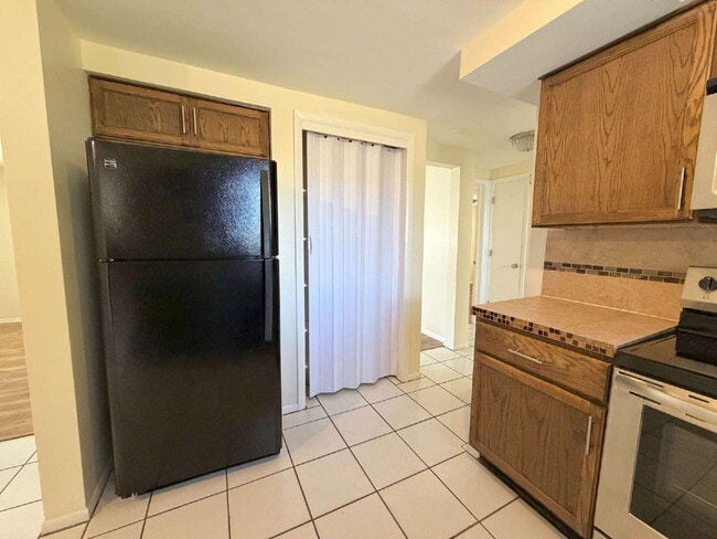 Building Photo - New Port Richey Home with Cozy 970 Sq Ft Layout!