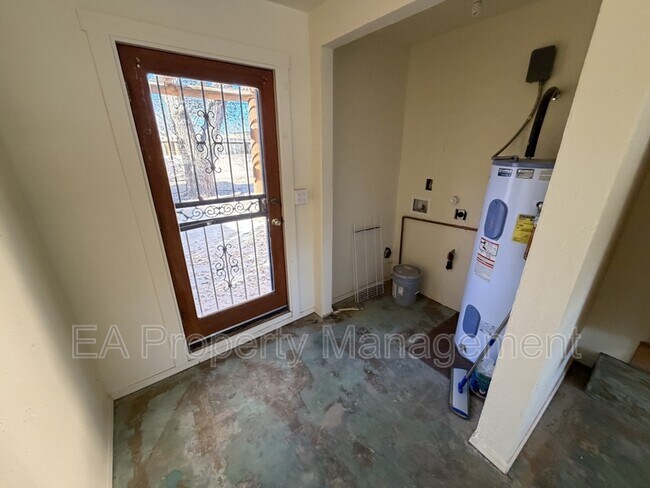 Building Photo - 921 Dartmouth Dr NE