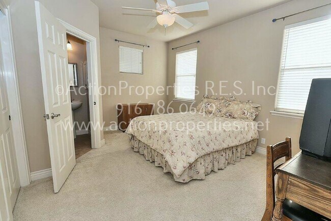 Building Photo - Granite Bay Beauty - 5 Bed, 3.5 Bath Home - Large Pool - Two Story - Lawn & Pool Service Included!