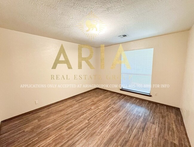 Building Photo - West Norman 2 Bed 1 Bath!