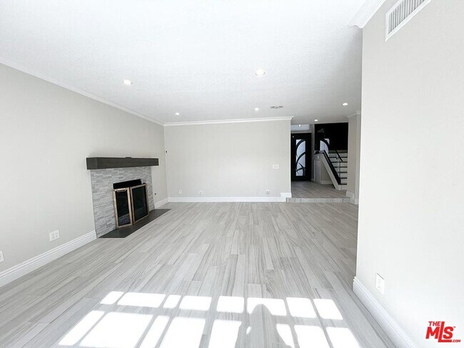 Building Photo - 10758 Cozycroft Ave