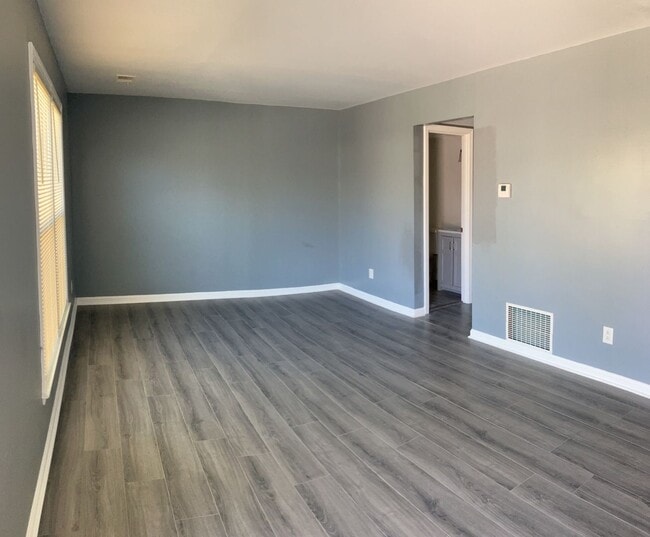 Building Photo - COMING SOON: Attractive Townhouse! 4 BR, 2...