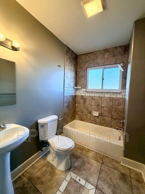 Building Photo - 6407 Bartlett St