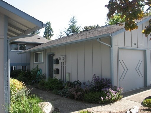 Building Photo - Bainbridge Townhouse with garage