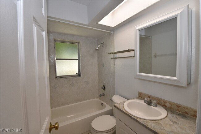 Building Photo - 3461 Lakeview Dr
