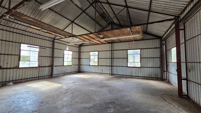 Building Photo - 1600 Southern Oaks Dr