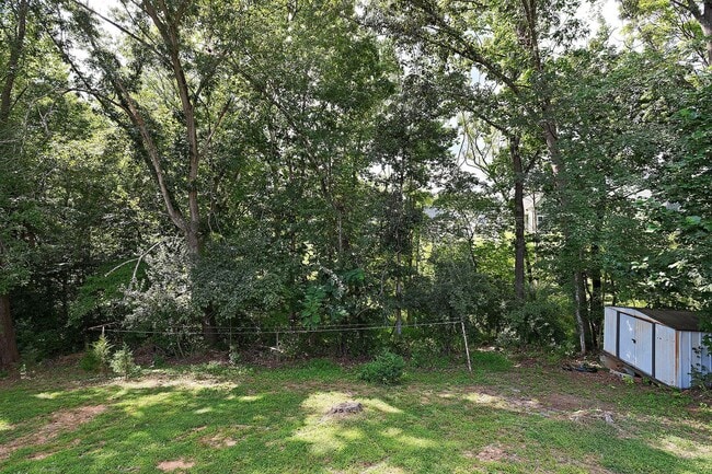 Building Photo - Move-in Ready One Level Home Walkable to C...