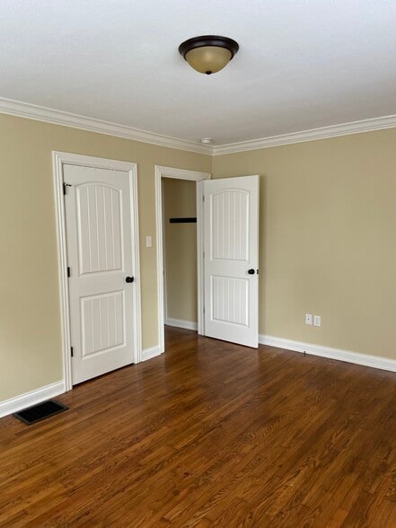 Master bedroom - 906 Kenton St
