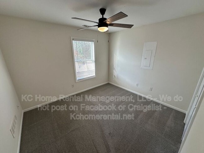 Building Photo - 1903 W 43rd Pl