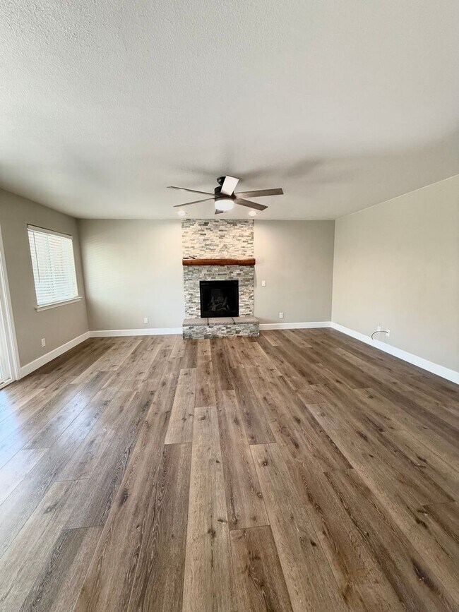 Building Photo - Beautiful 3 Bed 2.5 Bath COMING SOON!!!!