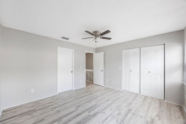 Building Photo - Renovated Town Home 2 bedroom 1.5 bath ** ...